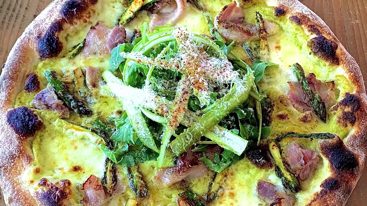 Tomato and Asparagus Pizza