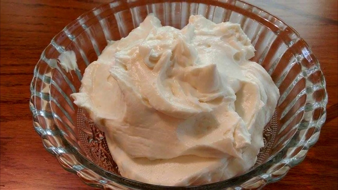 Creamy Basic Cream Cheese Frosting (Smooth and Decadent)